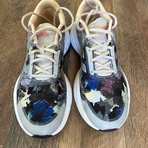 Womens’s Adidas Bounce Response Floral size 9.5